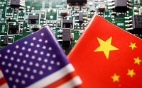 미국 “중국 광물 통제, 단호히 반대”…미·중 반도체 치킨 게임 어디로