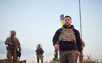 우크라이나 전쟁 500일…젤렌스키 뱀섬 방문, 아조우스탈 지휘관들 생환