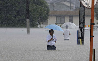 일본서 올라오는 ‘붉은 띠’…한반도에 ‘폭우’ 쏟아낸다 [이슈크래커]