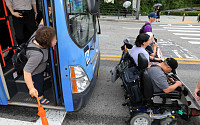 서울시, 버스 전용차로 기습시위 벌인 '전장연' 고발...손배소도 진행
