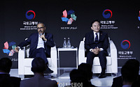 [포토] 취재진의 질문에 답하는 나드미 알 나스르 CEO·원희룡 장관