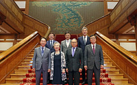 청와대서 모인 역대 대통령 가족들…“역사적 화해 상징”