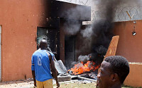 니제르 시위대, 프랑스 대사관 공격...서아프리카 연합 “일주일내 헌정 회복하라”