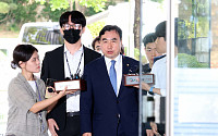 ‘돈봉투 의혹’ 윤관석 현역의원 첫 구속…이성만 기각