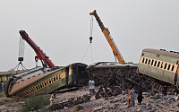 파키스탄 남부서 열차 탈선 사고 발생…최소 30명 사망·100명 부상