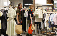 [포토] 백화점에서 쇼핑하는 영국 스카우트 대원들