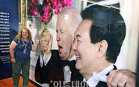 [포토] 잼버리 미국 참가자, 윤석열-바이든 사진 앞 '찰칵'