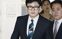 [포토] '광복절 특사 발표' 브리핑실에 들어서는 한동훈 법무부 장관