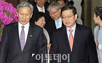 [포토]김황식 총리, 김관진 국방부장관과 담화