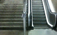 지하철 비만 경고 이미지 '눈길'…&quot;에스컬레이터는 비만의 지름길&quot;