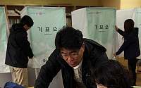 [포토]4.11 총선 D-1, '투표소 설치 시작'