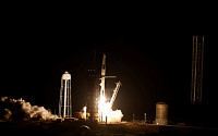 스페이스X, 7번째 유인 우주선 발사 성공…22시간 후 ISS 도달