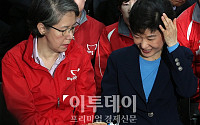 [포토]박근혜 위원장에게 무언가 건네는 이양희 비대위원