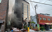 폭발에 뻥 뚫린 벽…부산 목욕탕 화재·폭발 사고 현장 모습 [포토]