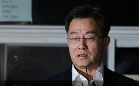 김만배, 구속 만기로 출소…허위 인터뷰 의혹 부인