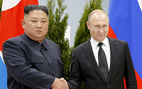 김정은·푸틴, 4년 만에 회담…미국 “무기 거래 시 지체 없이 제재” 경고