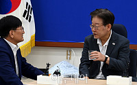 [포토] 노영민 전 비서실장 만난 이재명 민주당 대표