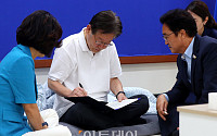 [포토] 단식 15일차, 서류에 서명하는 이재명 대표