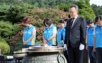 신한은행, ‘제75주년 국군의 날’ 국립서울현충원 묘역 정비 봉사활동