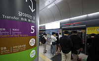 “이번 역 어디?”…서울 지하철, 역명 표지 부착·행선 안내기 개선