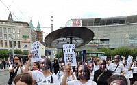 소녀상 기습 철거에…독일 대학생들, 소녀상 가면 쓰고 시위 나서