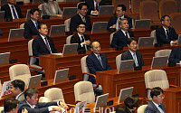 [포토] 국무위원 앞에서 내각 총사퇴 촉구하는 민주당
