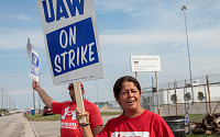 UAW, 일주일 만에 파업 확대…“GM·스텔란티스 부품공급센터 참가”