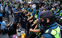 시위대 국회 진입 시도…국회의사당역 출입통제·1명 체포