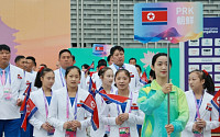 북한 선수단, 개막 하루 앞두고 입촌…취재진 질문에 '묵묵부답' [항저우 AG]