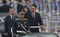 [포토] 국군의날 기념식, 열병하는 윤석열 대통령