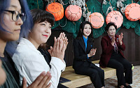 김건희 여사, 제주 해녀들과 만나…&quot;전통 지켜온 해녀들, 존경과 감사&quot;
