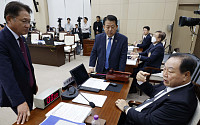 [포토] 국방위 국감 개회 요청하는 김병주-배진교 의원