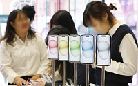 [포토] '애플 신제품 살펴보는 시민들'