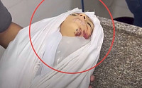 하마스, 이스라엘 폭격에 죽은 소녀는 인형?…어설픈 조작 영상에 쏟아진 비난