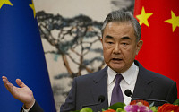 중국, 이스라엘 비판 동참…왕이 “자위권 넘었다, 확전은 안 돼”