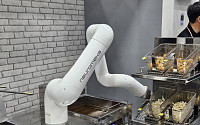 “로봇이 치킨 튀기고 서빙도 하고” CJ프레시웨이가 만든 ‘스마트 식당’ [르포]
