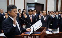 [포토] 선서하는 윤준 서울고법원장