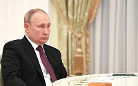 러 크렘린궁, 푸틴 건강 이상설에 “터무니없는 거짓말” 일축