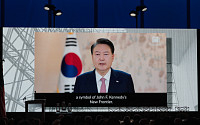 尹, 日 기시다 총리와 '용기 있는 사람들' 공동수상