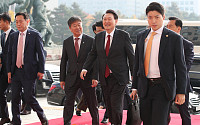[포토] 미소 지으며 국회 도착한 윤석열 대통령
