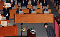 [포토] 피켓 시위 마주한 윤석열 대통령
