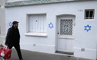 파리에 등장한 ‘다윗의 별’…유대인 거주 좌표 찍기