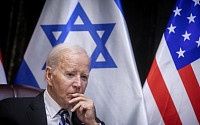 바이든 “인질 석방 위해 이스라엘 전쟁 일시 중단해야”