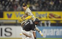 김하성, MLB 골드글러브 수상…한국인 최초