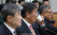 [포토] 물 마시는 김대기 대통령비서실장