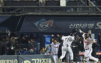 짜릿한 역전승…'홈런 2방' LG트윈스, 한국시리즈 2차전 승리
