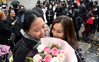 [포토] '수능 끝, 우리 딸 고생 많았다'