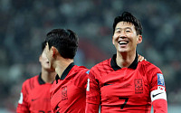 싱가포르 선수들, 손흥민·김민재와 유니폼 교환…사진 찍고 수줍은 미소