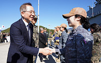 조승환 해수장관, 아덴만에서 복귀한 청해부대원 격려