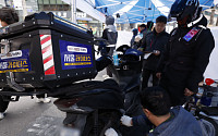 [포토] 겨울철 대비 이륜차 무상 안전점검 받는 이동노동자들